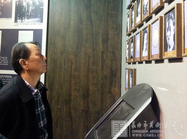 11月27日刘昕文主席认真观看渣滓洞烈士的英雄事迹